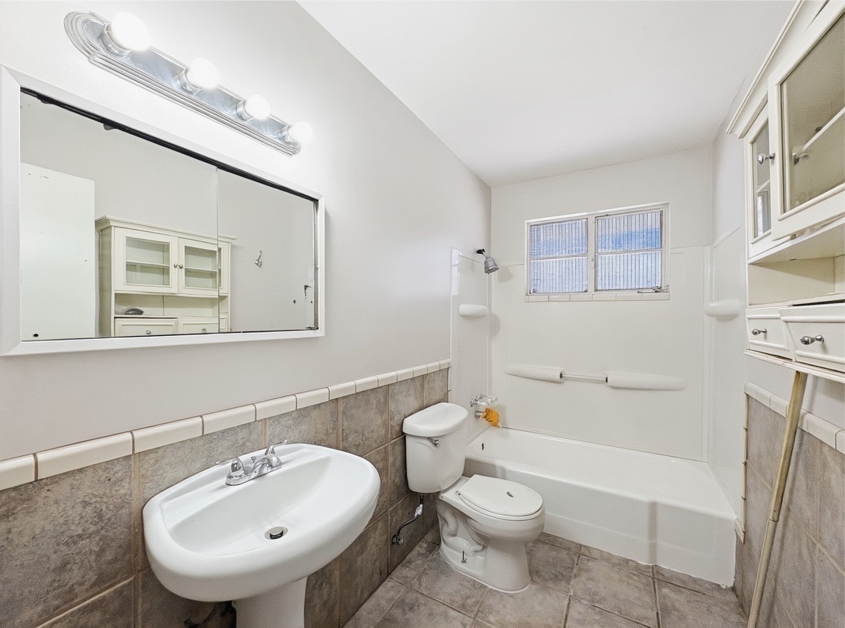 Building Photo - 2711 E Glenrosa Ave