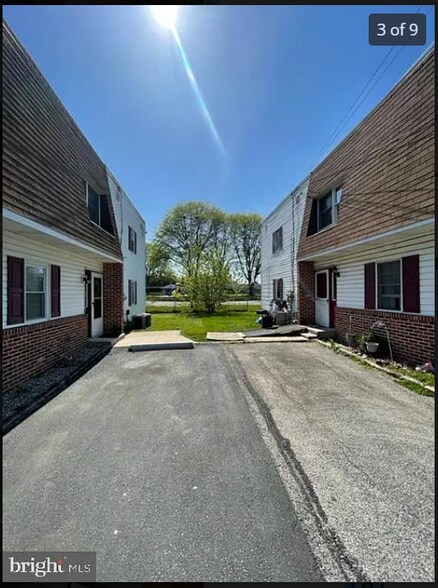 Building Photo - 806 W Oak Ln