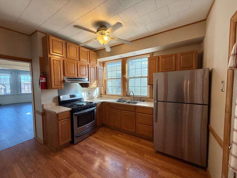 Building Photo - 216 Laurel Ave