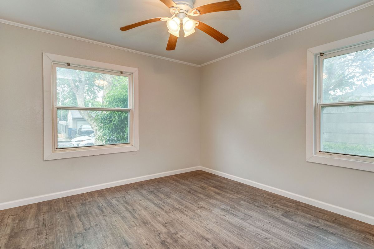 Building Photo - 566 Russell St