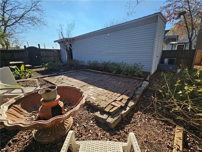 Building Photo - 74 Boulevard SE