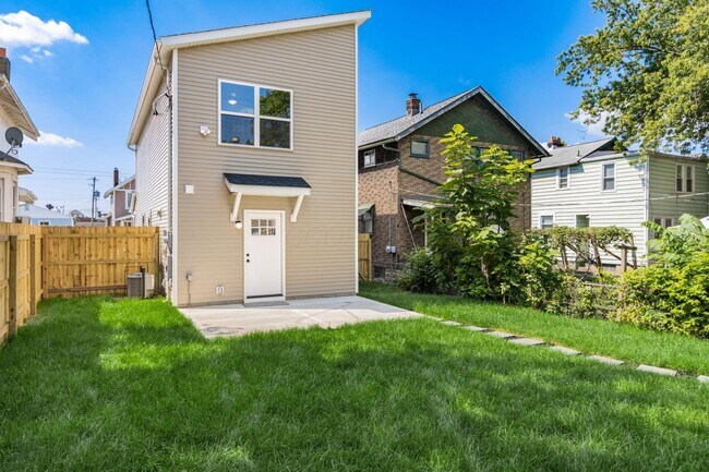 Building Photo - 858 E Starr Ave