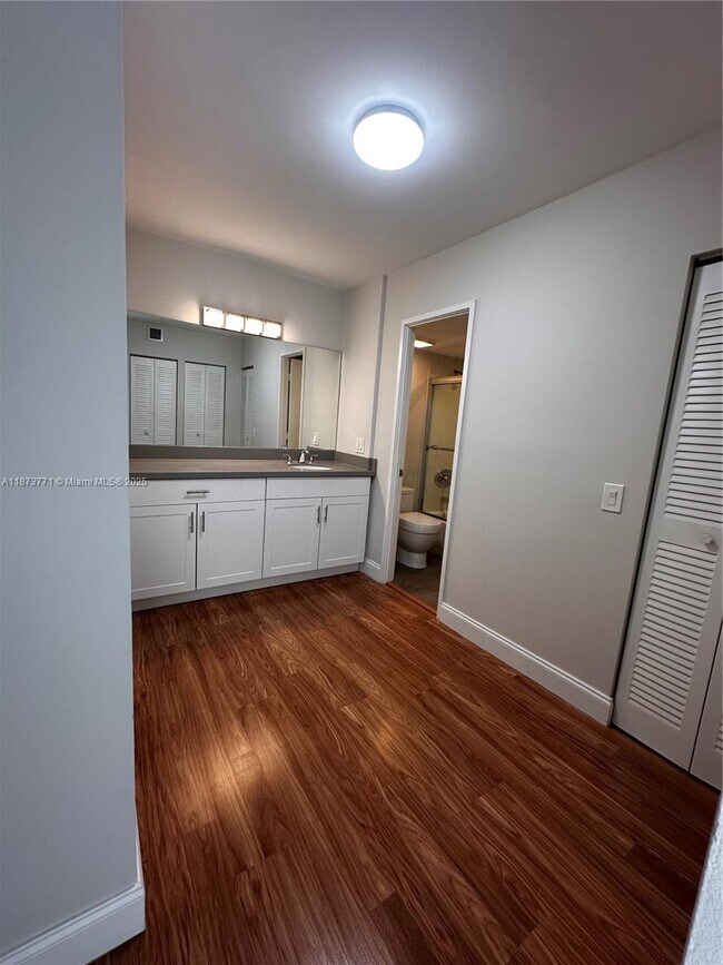 Building Photo - 3731 N Country Club Dr