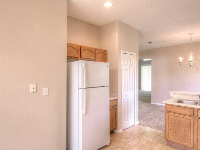 Building Photo - 14200 Viburnum Ln