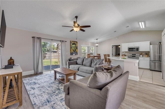 Building Photo - 2713 Needle Palm Dr