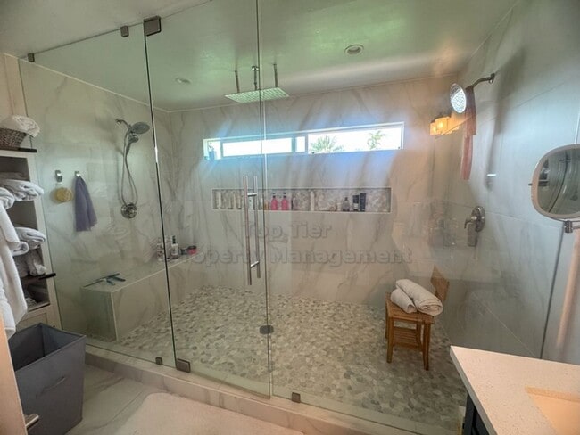 Building Photo - Beautiful Vista Home 3 bed / 3 bath / 1957...