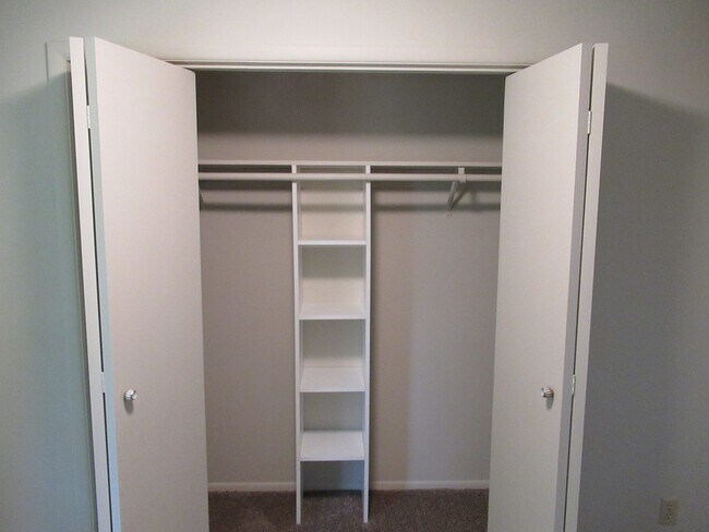 Building Photo - Great Three Bedroom Close South Salem