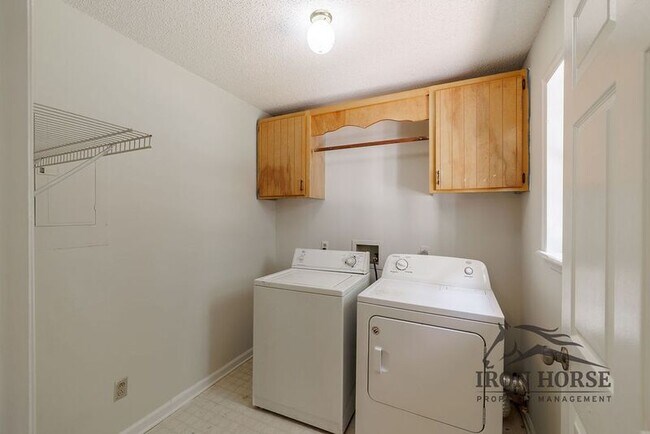 Building Photo - 335 Oak Meadows Dr