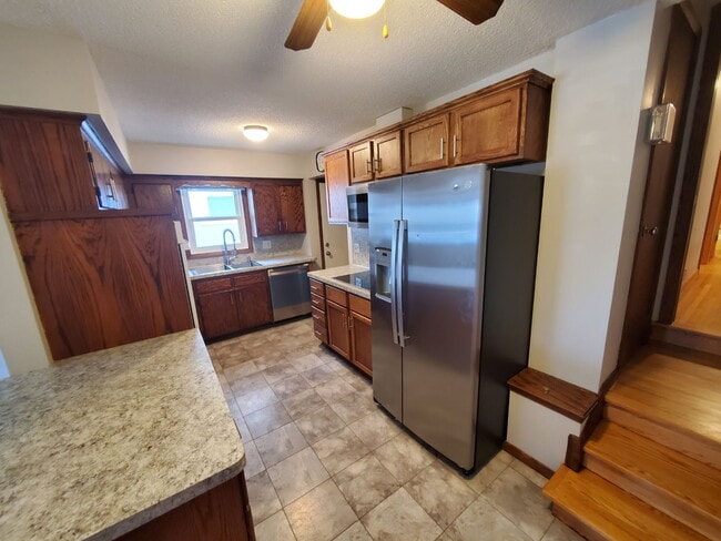 Building Photo - 2 bedroom with office - Check out video tour