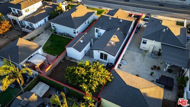 Building Photo - 1368 W Summerland Ave
