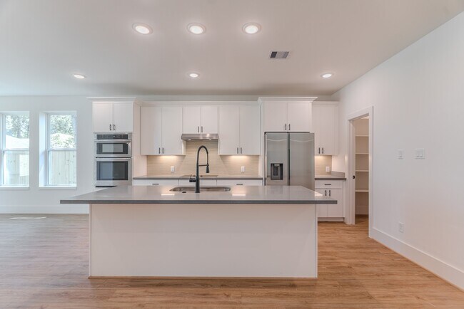Building Photo - 3203 Hemingway Dr