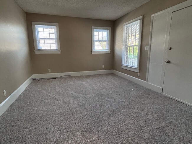 Building Photo - 3-bedroom Close to South Elm Street