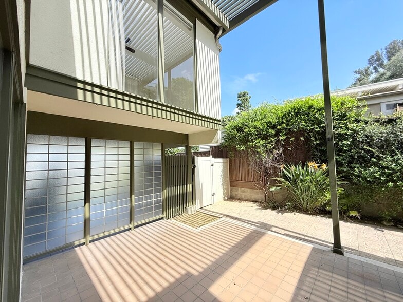Private Patio Courtyard - 4126 Del Mar Ave