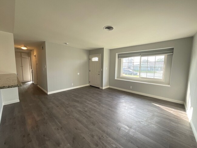 Building Photo - 3 Bedroom 2 Bathroom Single Story Home