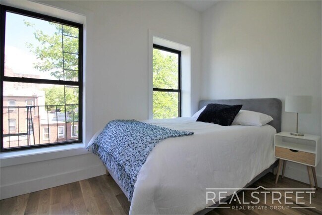 Building Photo - Brand NEW 4 Bed 1 Bath Floor-Thru Brownsto...