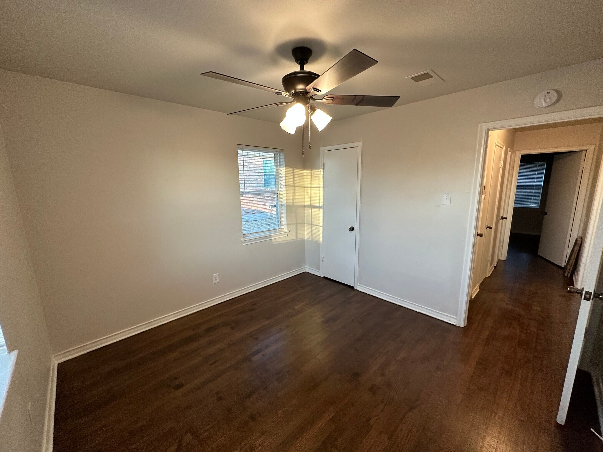 Building Photo - 2322 Meadow Ln