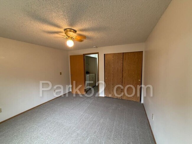 Building Photo - 5025 S Orchard #B