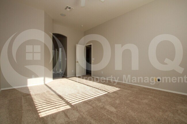 Building Photo - 2039 W Olive Way