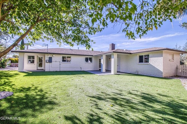 Building Photo - 1210 La Cruz Dr