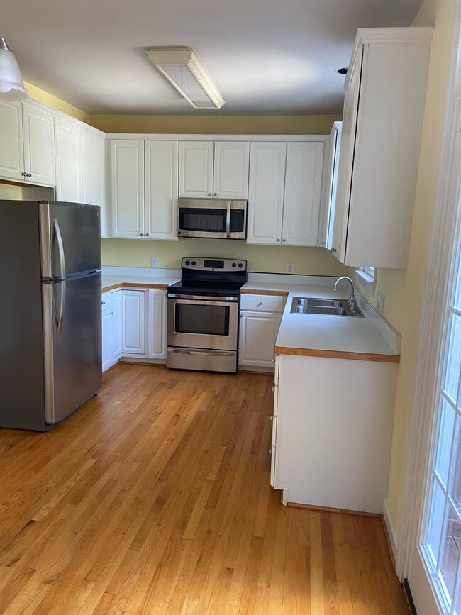 Building Photo - Gorgeous 4BR/3.5BA Townhouse in Desirable ...