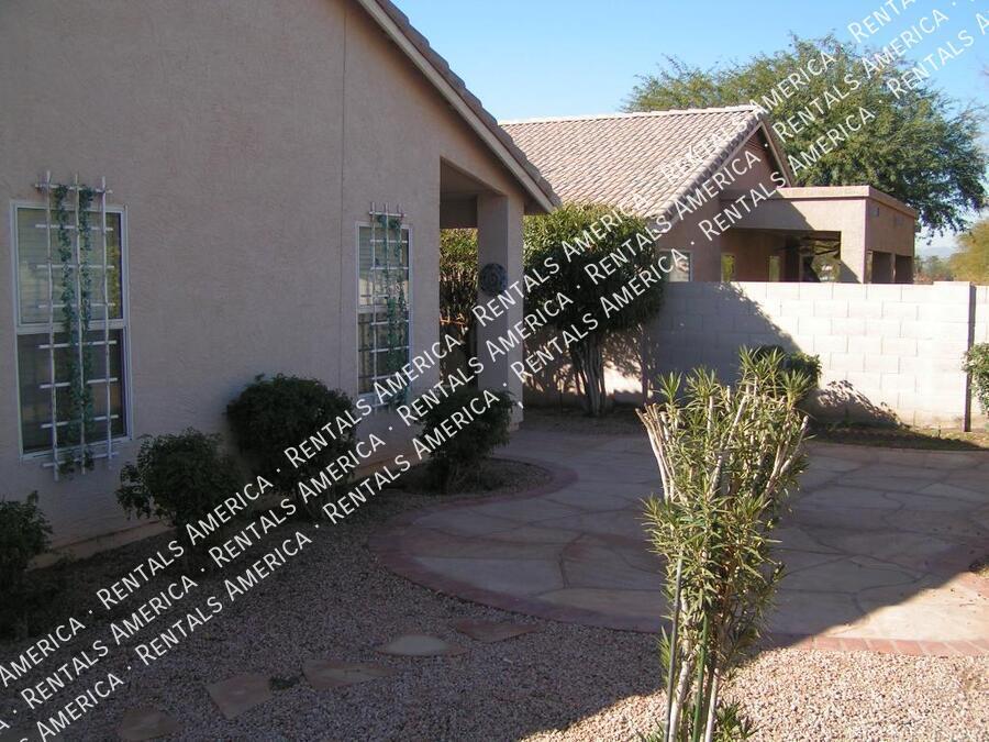 Building Photo - 13182 W Cypress St