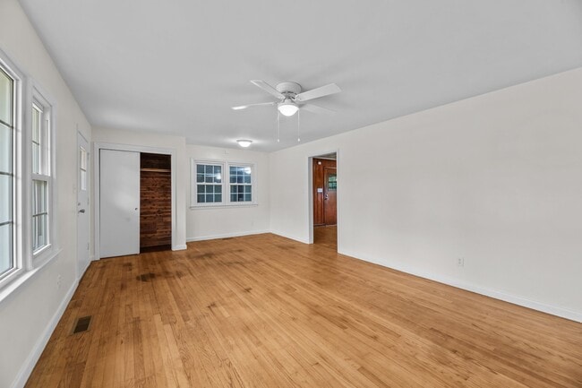 Building Photo - 607 Pinetree Dr