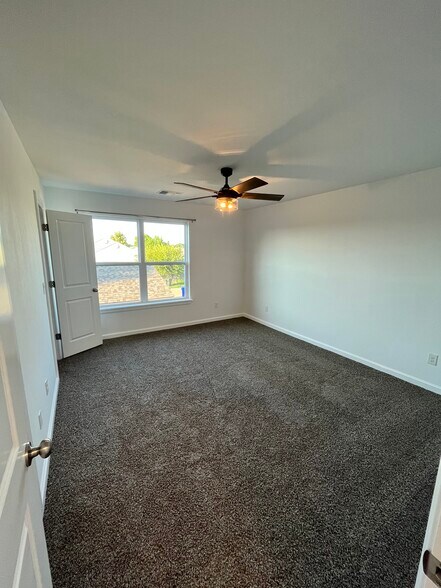 Building Photo - 1335 Eastgate Dr