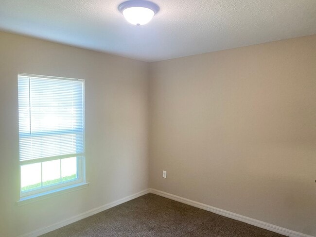 Building Photo - Maintenance-Free 4 Bedroom Rental!