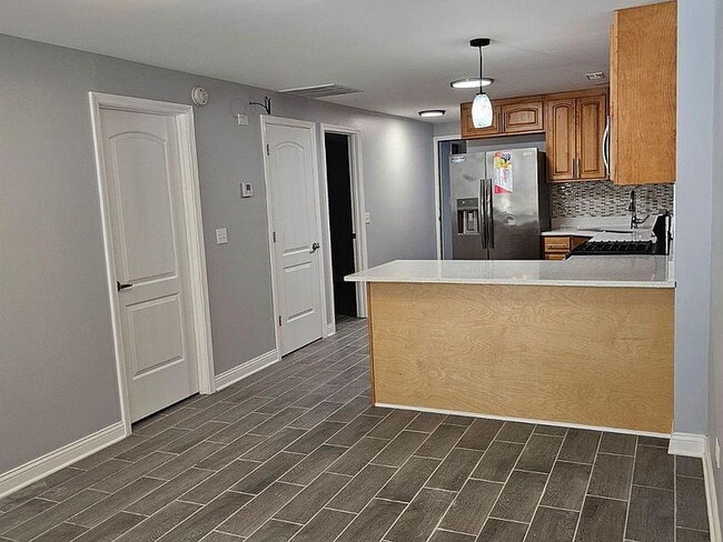 Building Photo - "Spacious 2-Bedroom Oasis on W Fillmore St – 1496 Sq Ft of Comfort in Chicago's Heart!"