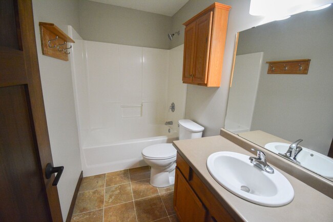 Building Photo - 4 bed 2 bed Home For Rent NOW Near Gibbs a...