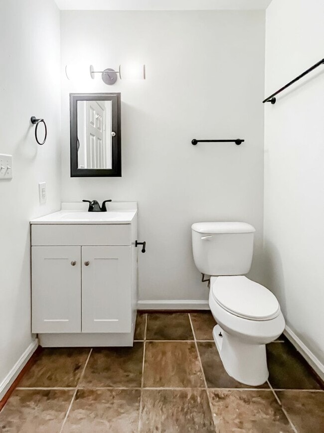 Building Photo - Renovated Oakwood Gem with Modern Amenitie...