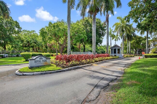 Building Photo - 116 Royal Pk Dr