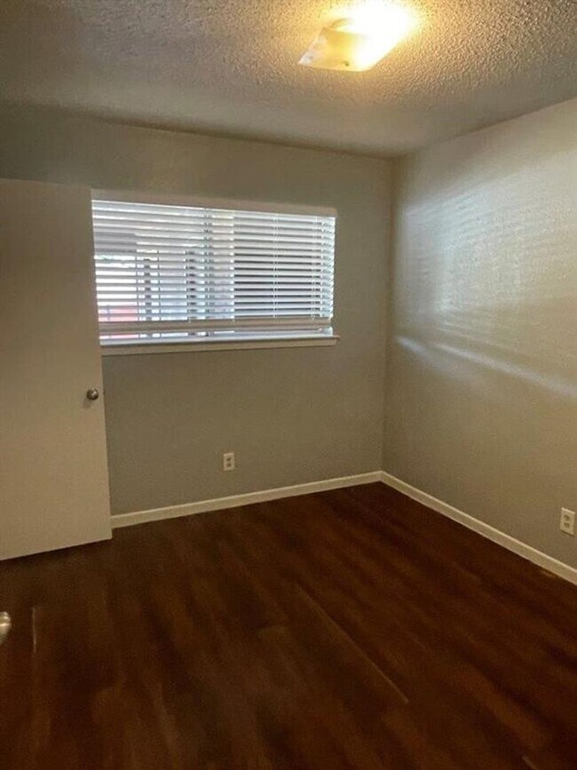 Building Photo - 309 E Grady Dr