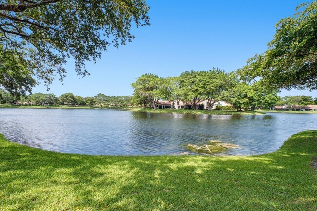 Building Photo - 608 Northshore Dr