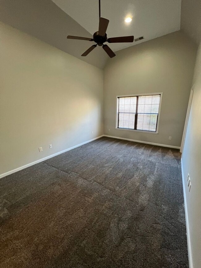 Building Photo - Townhome For Rent In Hoover!!! Available now!
