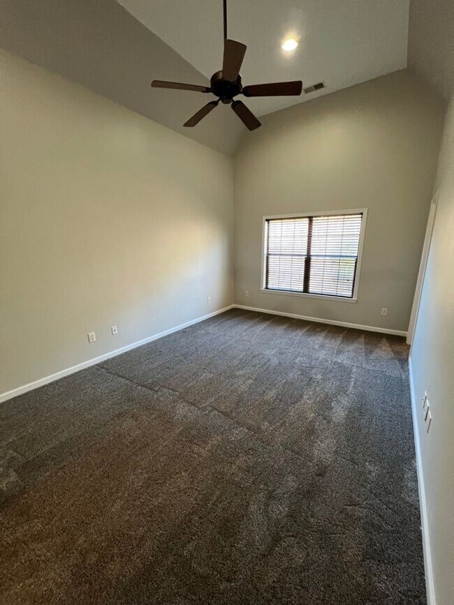 Building Photo - Townhome For Rent In Hoover!!! View with 48 Hours Notice!