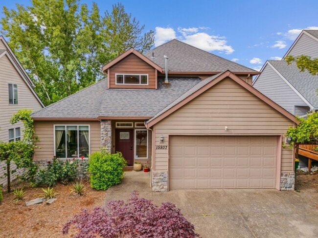 Building Photo - Stunning, spacious 4-bdrm/4-bath in Tigard. Fireplace, massive decks, next to nature