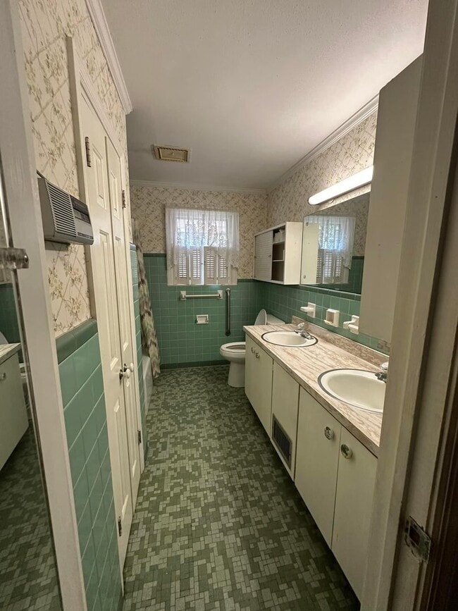Building Photo - 3 Bed 1 Bath Brick Home - Corner Lot
