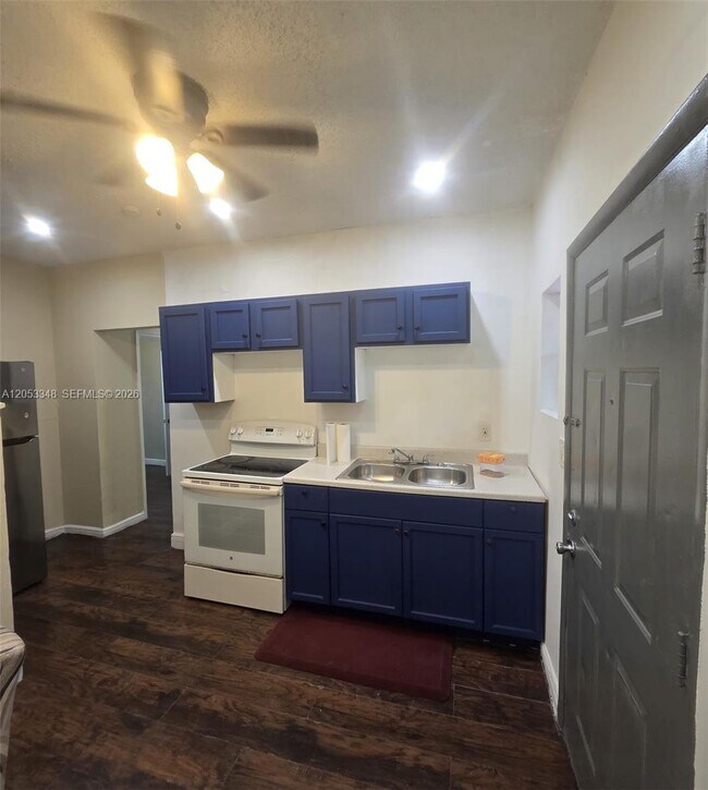 Building Photo - 1008 N 18th Ct