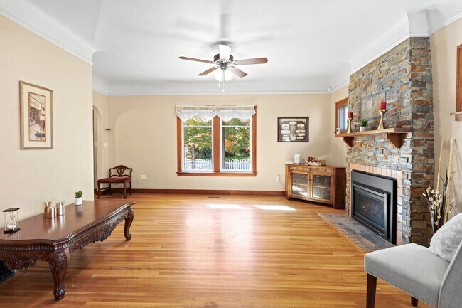 Building Photo - 206 W Waverly Pl