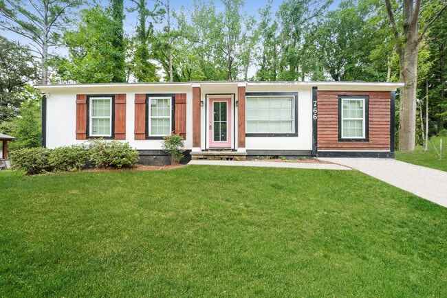 Building Photo - 766 Cascade Dr