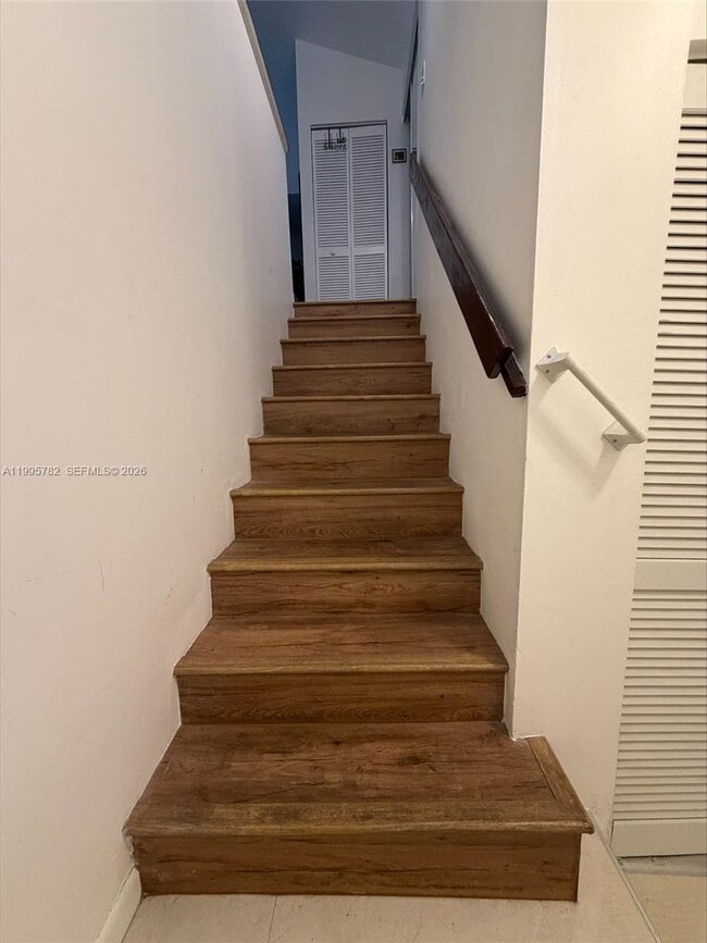 Building Photo - 221 W Park Dr