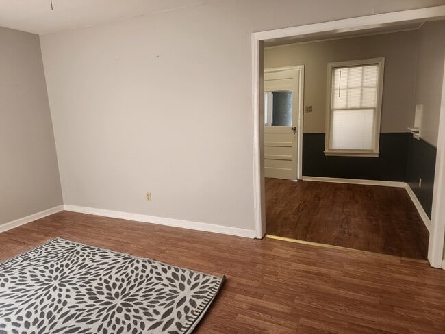 Building Photo - 422 W Poplar Ave