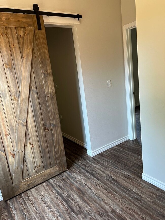 Building Photo - 127/129 Village North Circle