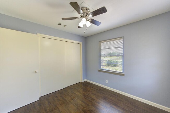 Building Photo - 2502 Roy Cir