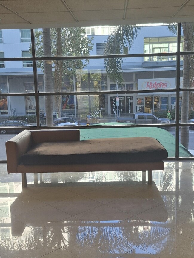 Building Photo - 600 W 9th St