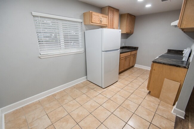 Building Photo - 3196 N Ridge Rd