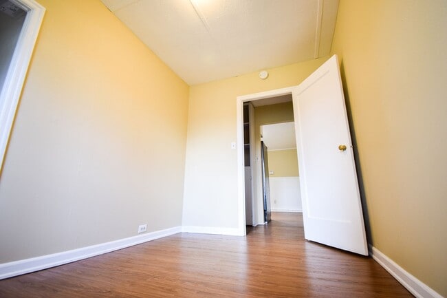 Building Photo - 2BD/1BA House with Garage!! Washer/Dryer i...