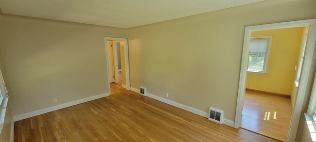 Building Photo - AVAILABLE AUGUST - 2 Bed, 1 Bath With Secl...