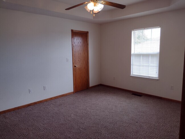 Building Photo - 610 Nelson Dr